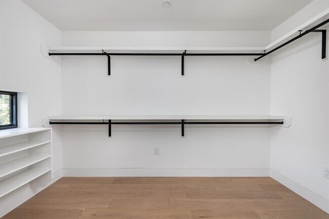 Building Photo - 1603 Chelsea Ln