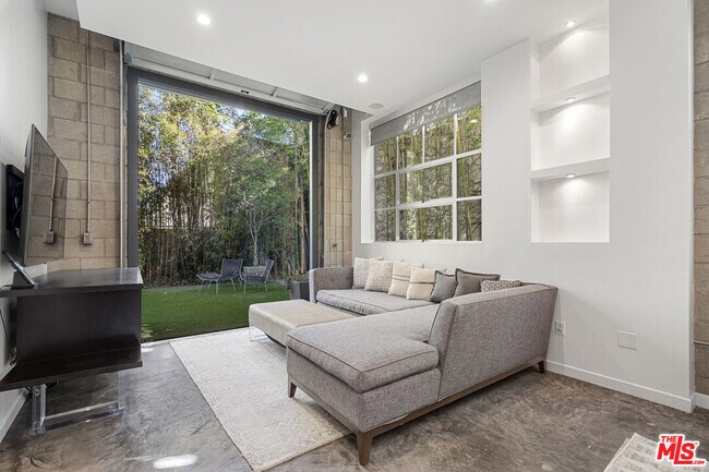 Building Photo - 710 Orlando Ave