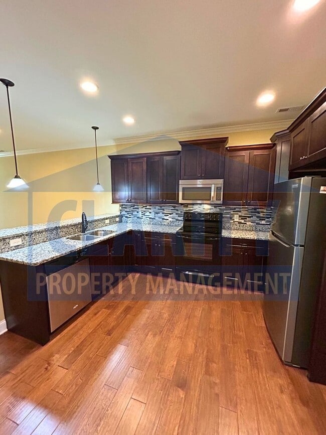 Building Photo - Beautiful two bedroom townhome!