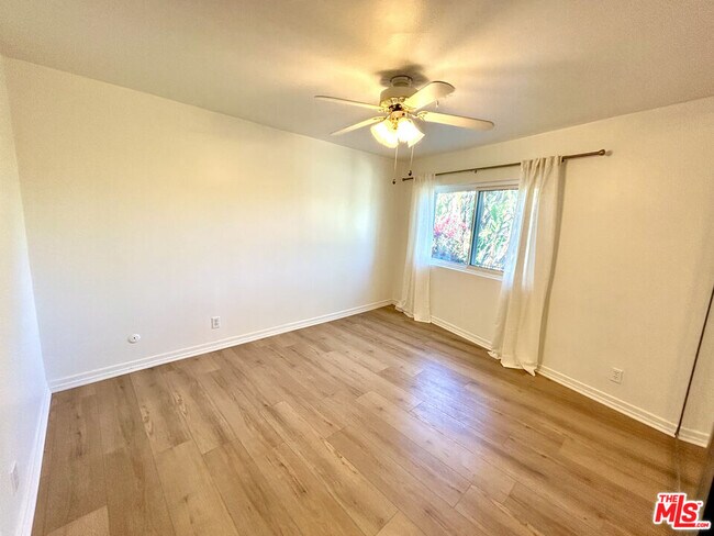 Building Photo - 10707 Camarillo St
