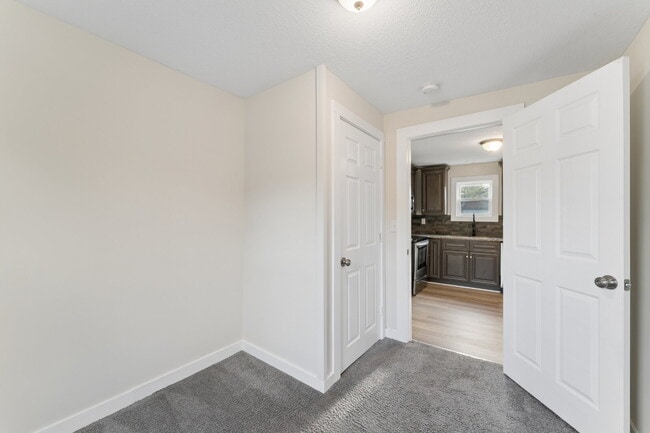 Building Photo - This cozy residence features a bright living space and well-appointed kitchen.  1st month is FREE...