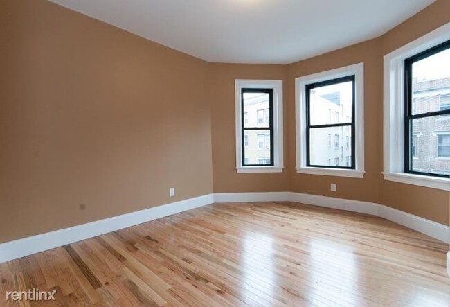 Building Photo - 5 br, 2 bath Triplex - 6 Lothian Rd 2