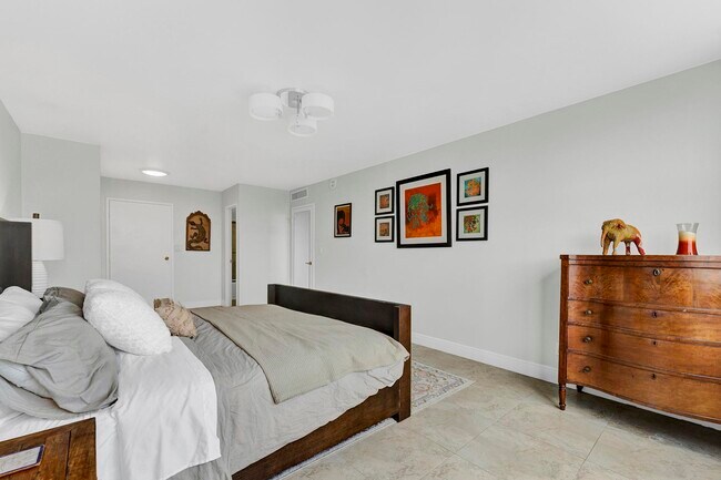Building Photo - 3180 S Ocean Dr