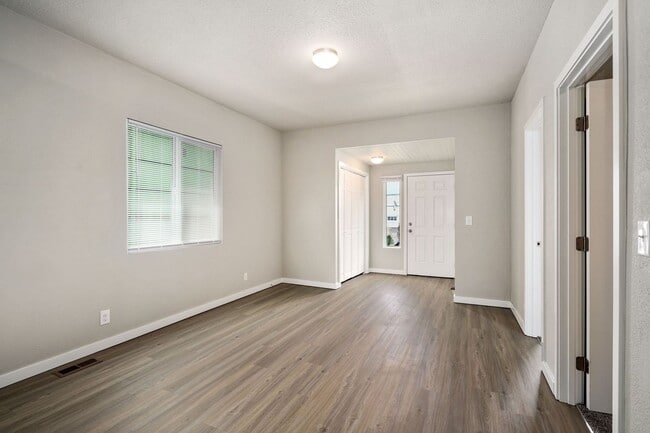 Building Photo - Recently Remodeled 3 Bedroom Home in Everett!