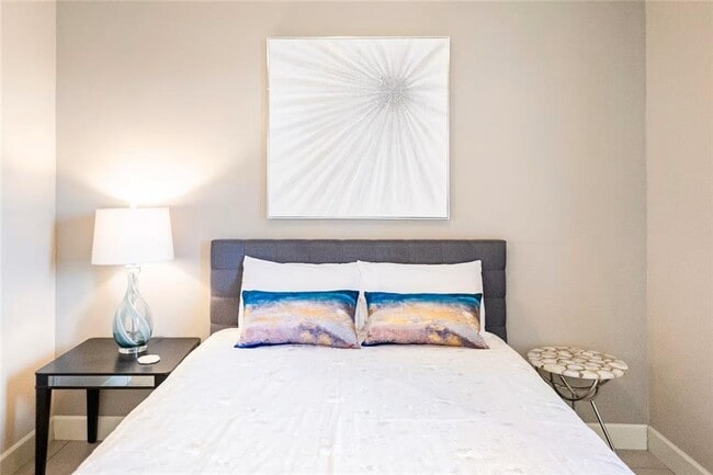 Building Photo - 212 SE A St