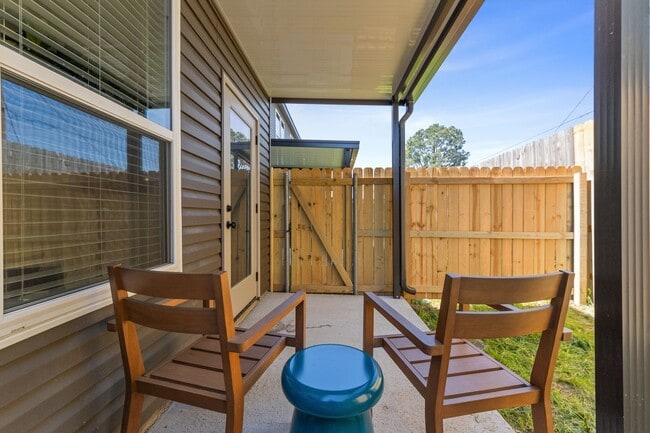 Building Photo - 406 Highland Oaks Ln