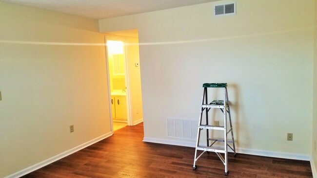 Building Photo - 3212 Springfield Dr
