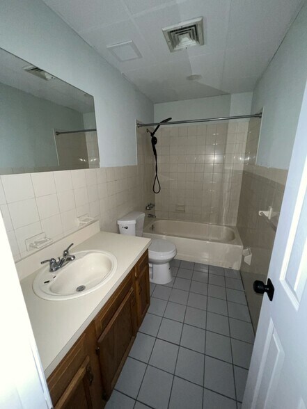 Building Photo - 308 Maple Ave