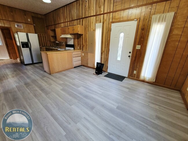 Building Photo - Two Bedroom Apartment on Shulls Mill Road