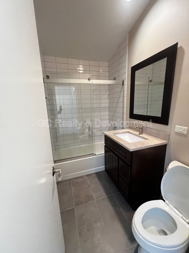 Building Photo - 1423 W Oakdale Ave