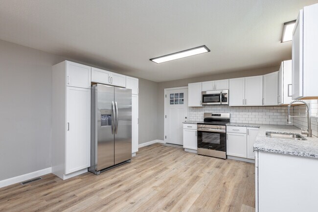 Building Photo - 25 Poplar Hill Dr