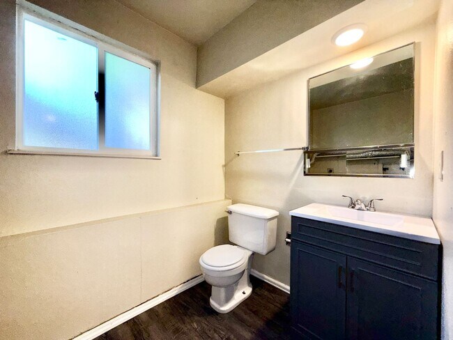 Building Photo - North-East Tri-Level Home!