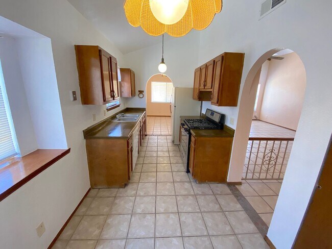 Building Photo - Northeast El Paso 3bed/2bath with Mountain...