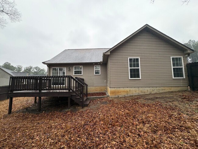 Building Photo - Lovely 3 Bed 2 Bath Raeford Home
