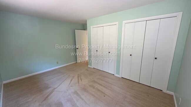 Building Photo - 5 Oak Forest Rd