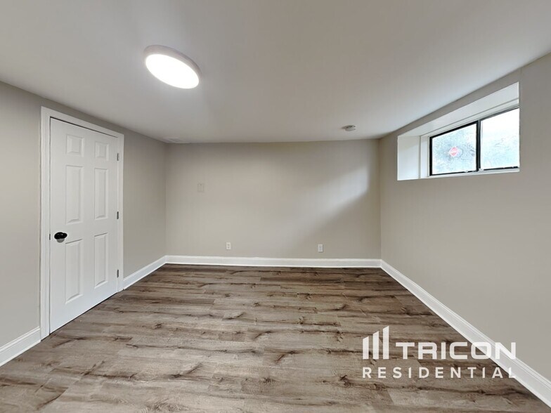 Building Photo - 703 Players Ct