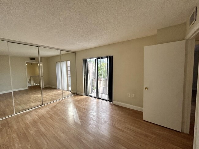 Building Photo - 705 7th Ct