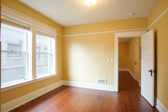 Building Photo - Fantastic 1-Bed w/ Hardwoods, DW, and SO M...