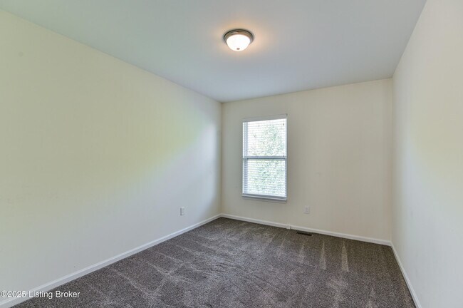 Building Photo - 220 Rockcrest Way