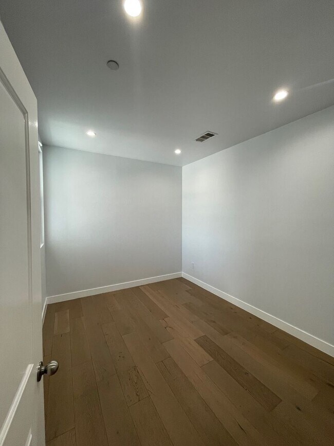 Building Photo - 2129