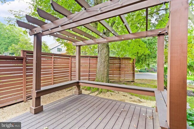 Building Photo - 2120 S Bay Ln