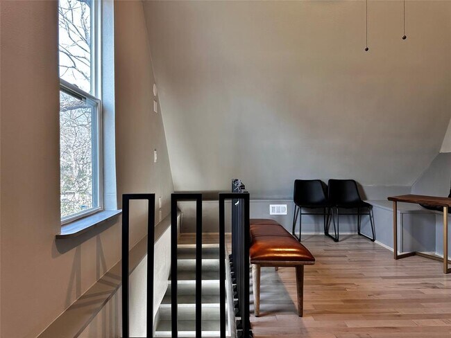 Building Photo - 914 E 39th St