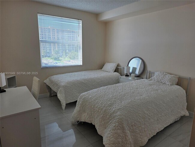 Building Photo - 17150 N Bay Rd