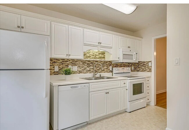 Building Photo - Updated 2 BR, 2 BA Townhome