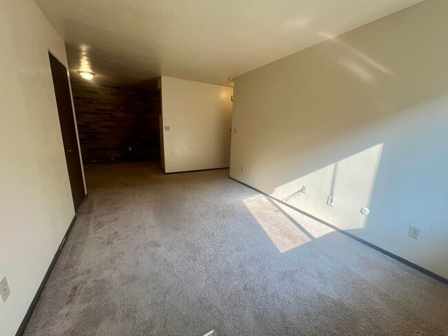 Building Photo - Charming One Bedroom Apartment! Lots of Na...