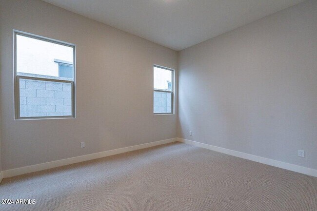 Building Photo - 21390 W Meadowbrook Ave