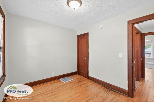 Building Photo - Recently Remodeled 2 Bedroom Home