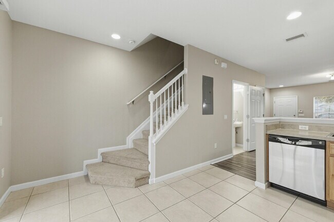 Building Photo - FREE DECEMBER**Beautiful 2 Bd 2 1/2 bath Corner unit in Wynchase!!NO APPLICATION FEES