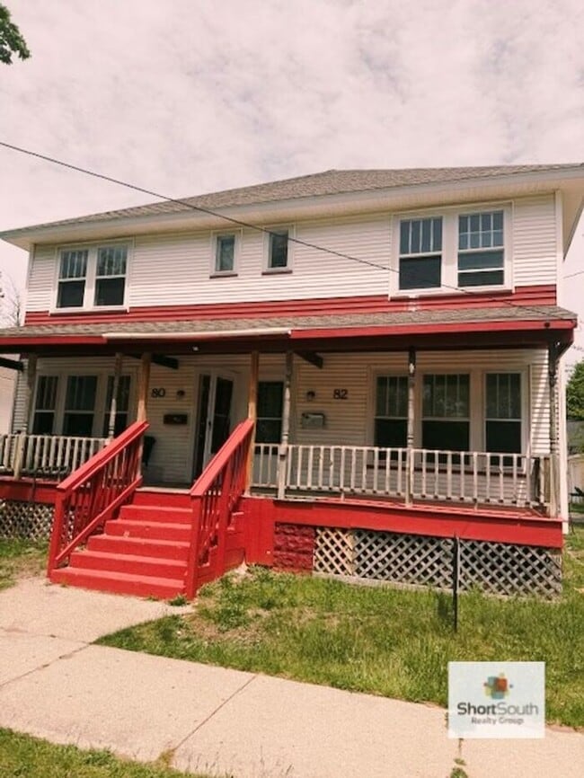 Building Photo - Updated 3 bed 1.5 bath townhome in Muskegon