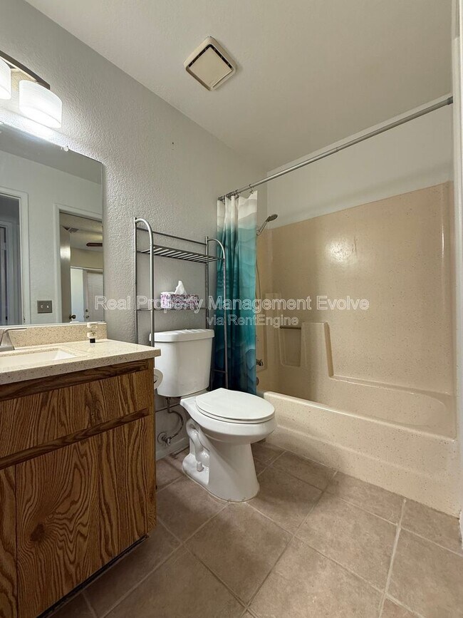 Building Photo - 502 W Yukon Dr