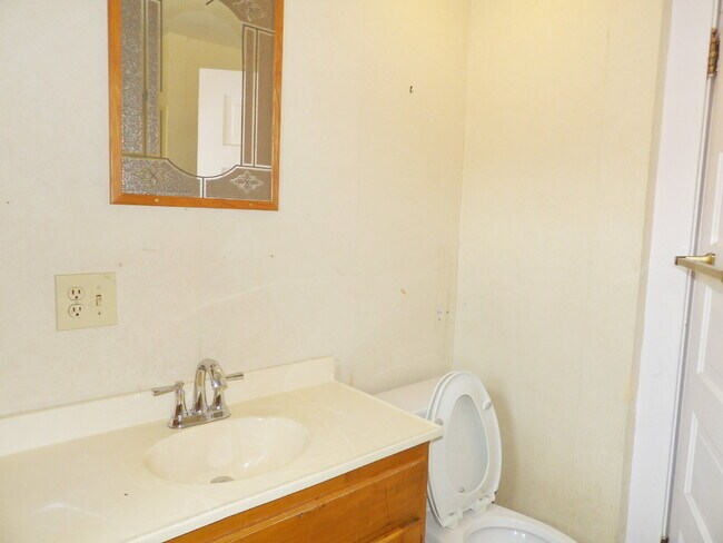 Building Photo - 3 Bedrooms | 2 Bathrooms Near UofM