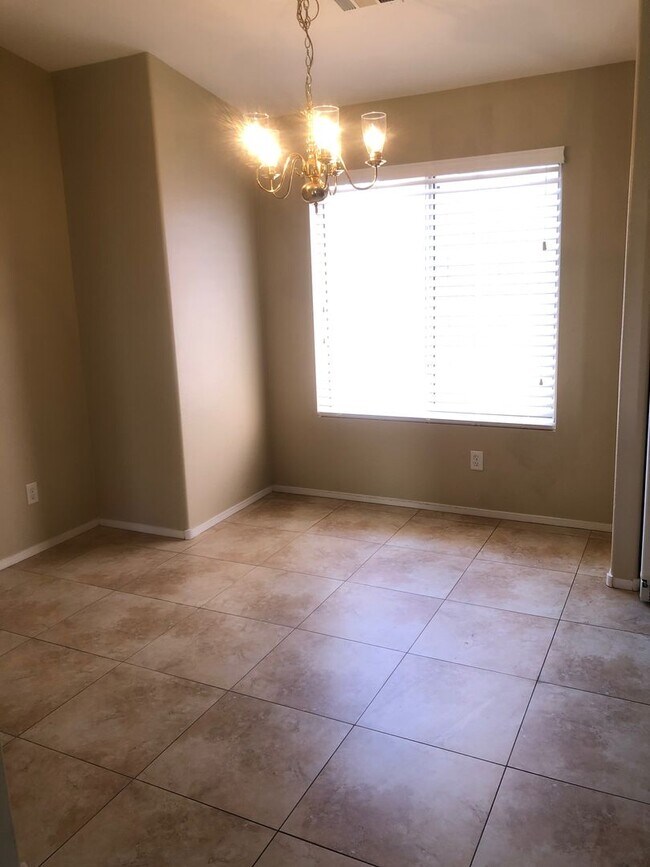 Building Photo - 4 Bedroom In South Green Valley Area!!!