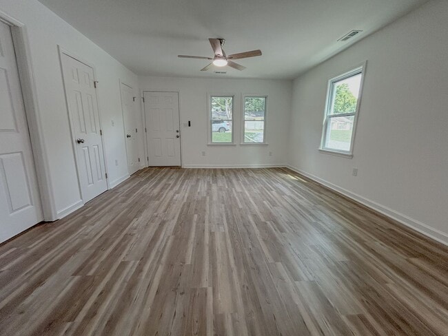 Building Photo - Modern 2BR/1.5BA Property with Renovated Interior and Unique Bonus Spaces - MOVE IN SPECIAL