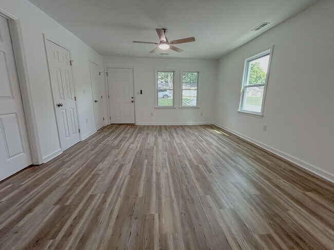 Building Photo - Modern 2BR/1.5BA Property with Renovated Interior and Unique Bonus Spaces