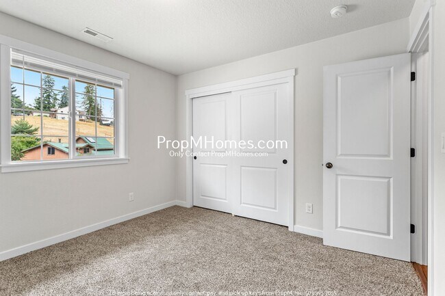 Building Photo - Vibrant Four-Bedroom Country Retreat with ...