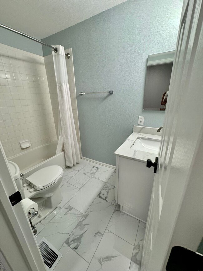 Building Photo - Beautifully Remodeled 3 Bed/3 Bath Home in Stetson Hills