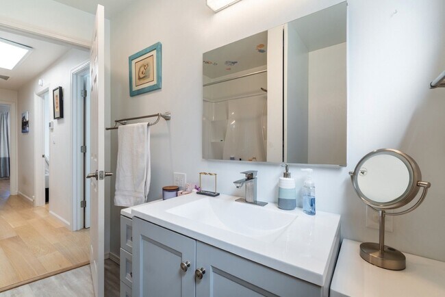 Building Photo - 4bd/1.75ba Shoreline Home