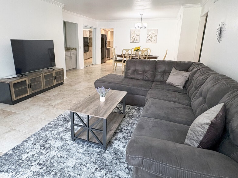 Living room - 7500 Callaghan Rd