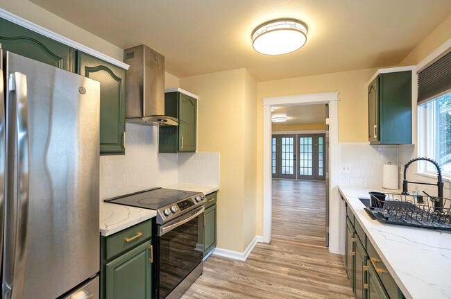 Building Photo - Convenience Meets Charm in this 3 Bedroom ...