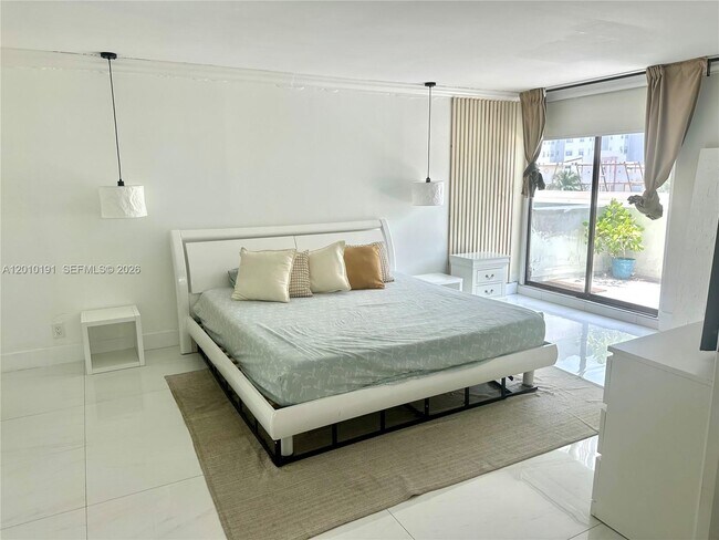 Building Photo - 1800 Collins Ave