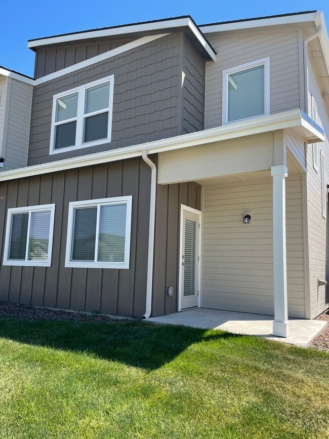 Building Photo - Available Now- Beautiful Nampa Townhome