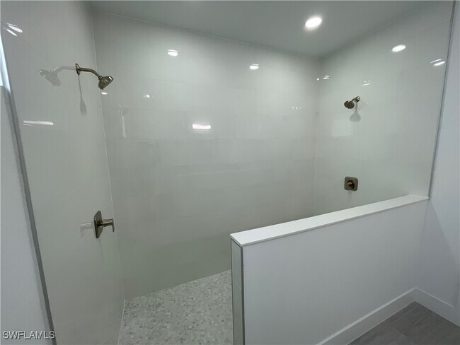 Building Photo - 821 Newell St E