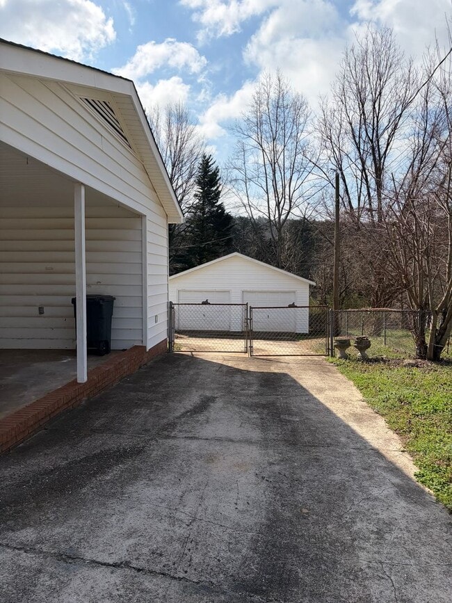 Building Photo - FENCED IN YARD AND LARGE DETACHED TWO CAR GARAGE LOCATED IN THE DESIRED TRAVELERS REST!!!