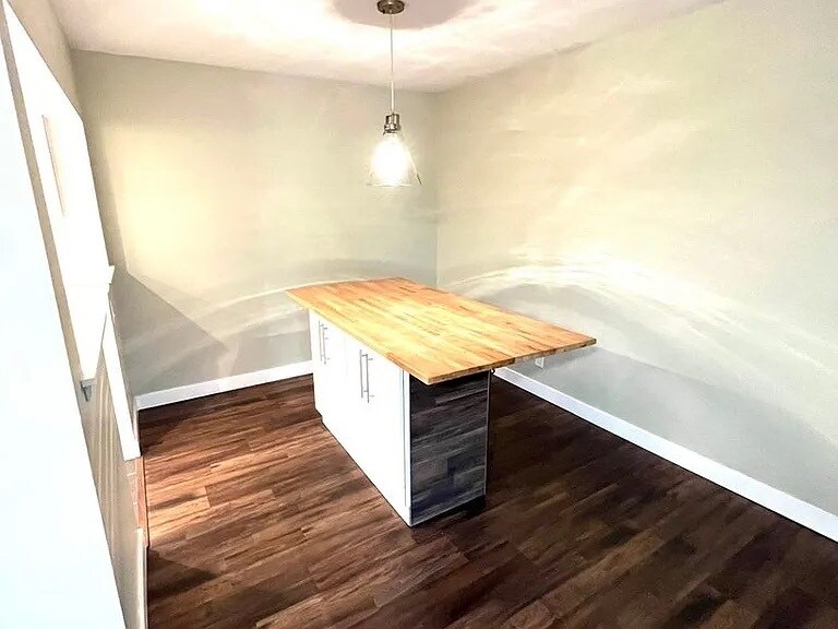 Building Photo - 429 Drummers Ln