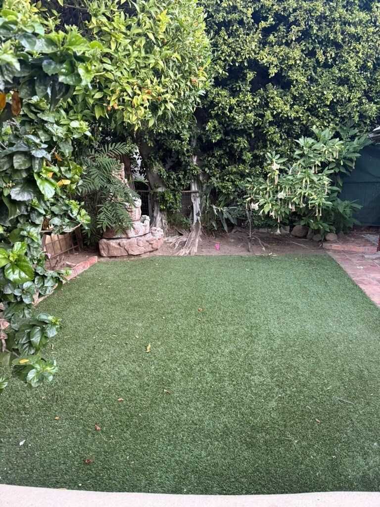 Building Photo - 8921 Rosewood Ave