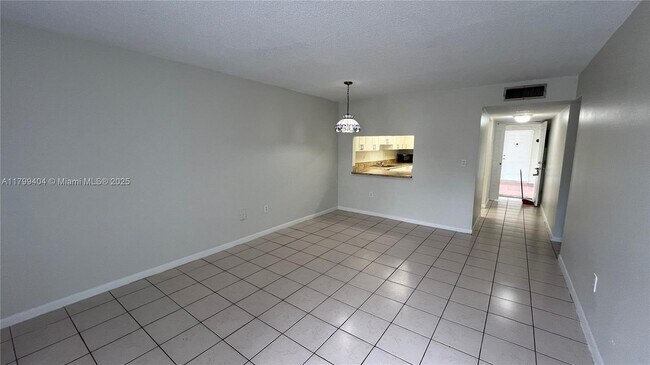 Building Photo - 10000 NW 80th Ct
